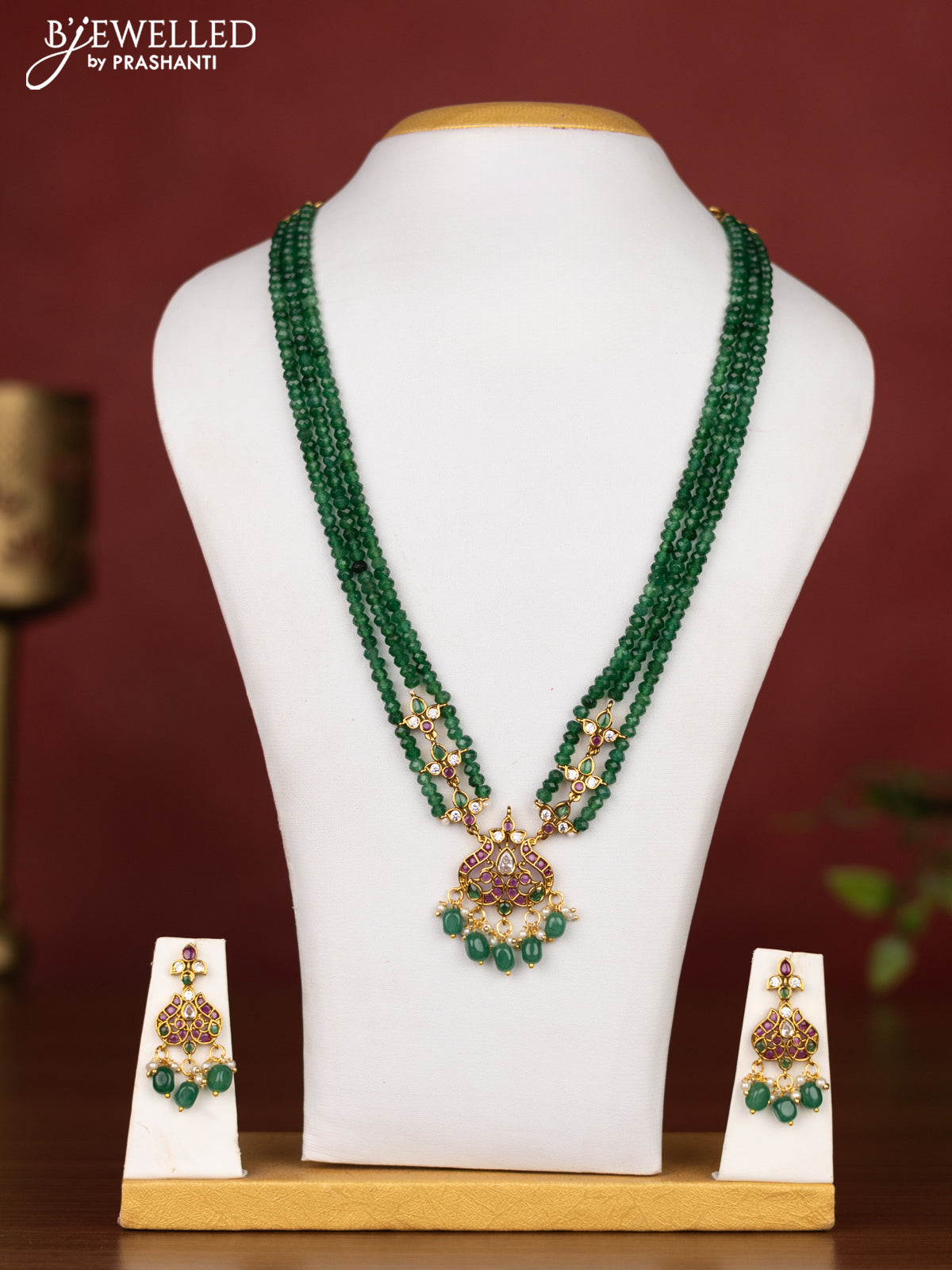 Beaded multilayer green necklace with kemp,cz stones and pearl hangings