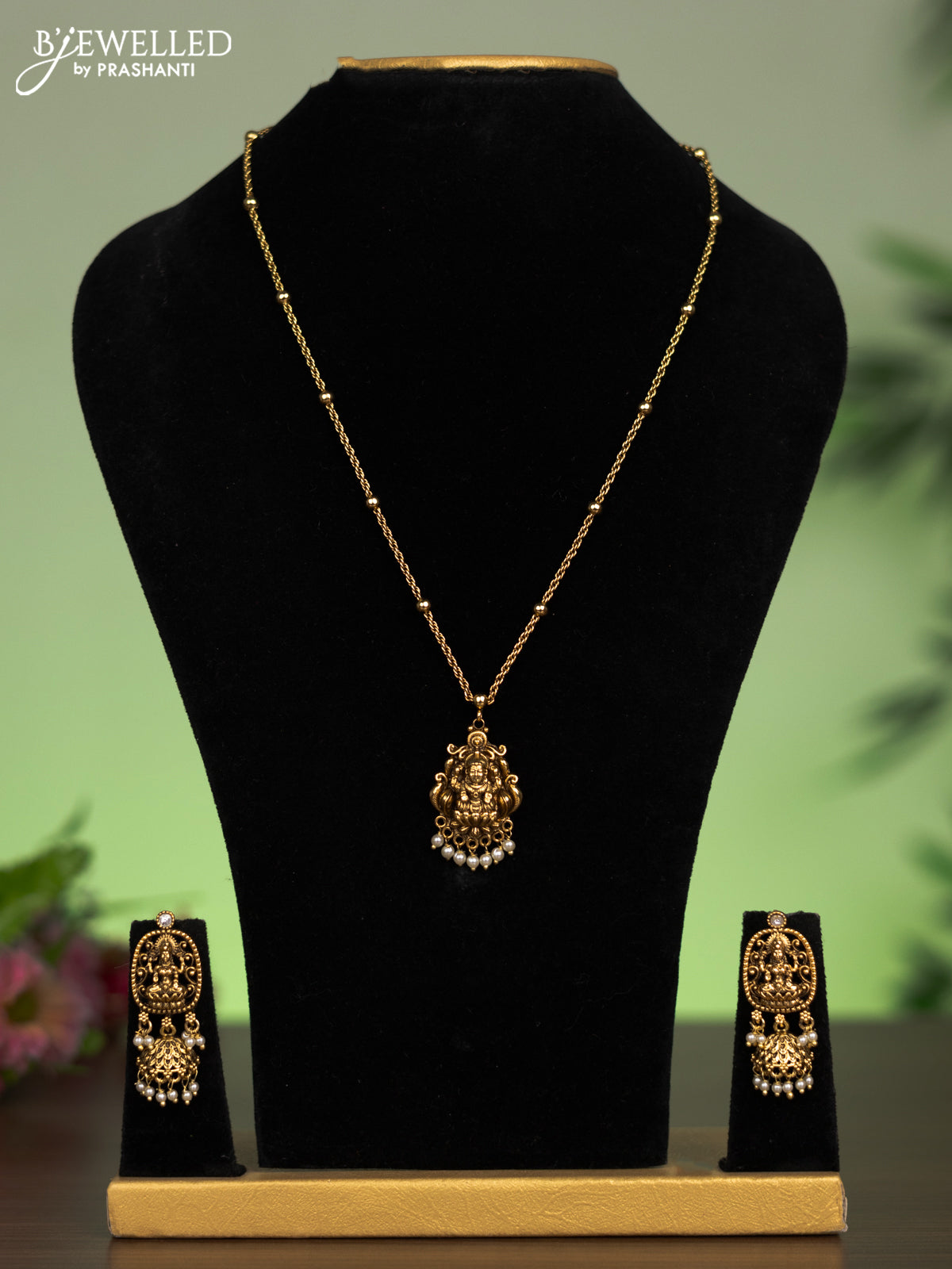 Antique chain with lakshmi pendant and pearl hangings