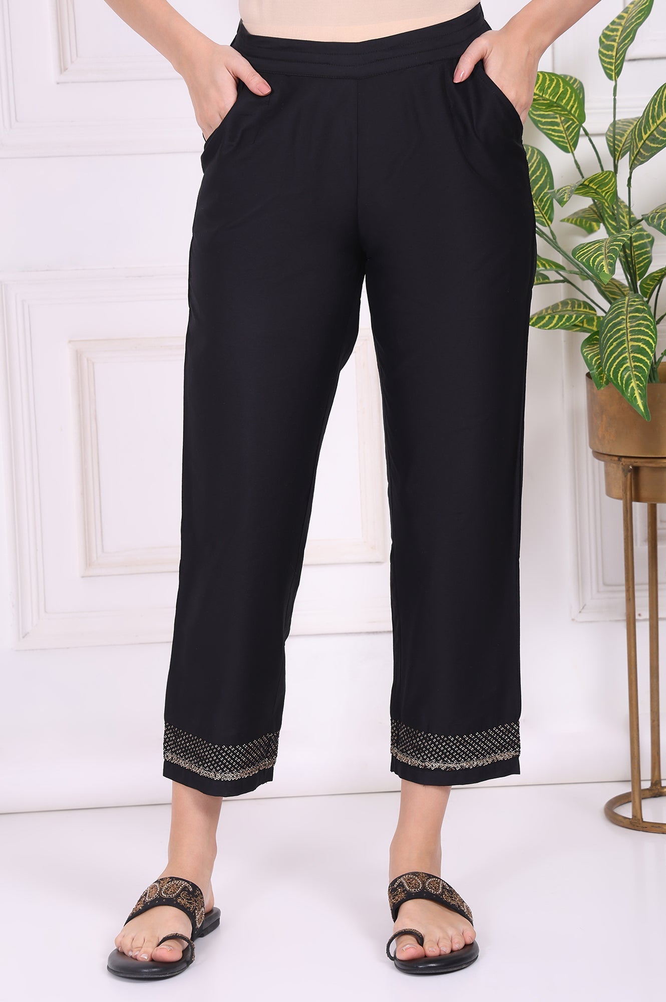 Black Solid Embroidered Mid Rise Ankle Length Straight Pants